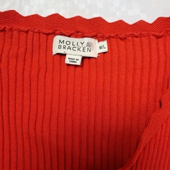 Molly bracken ribbed scalloped v-neck sweater in red - Picture 8 of 11